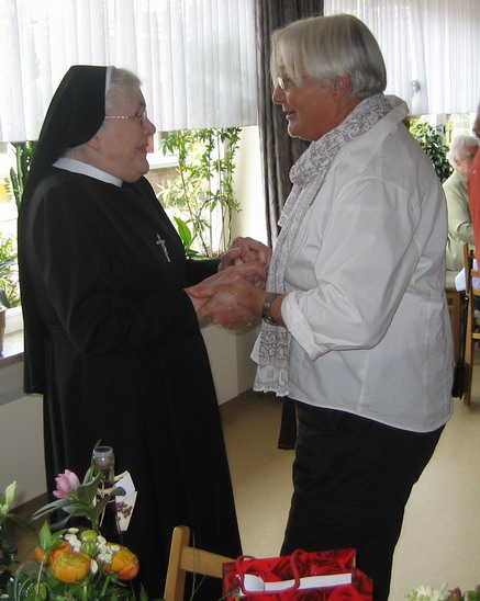 Alle guten Wünsche vom Freundeskreis, Schwester Virginis!