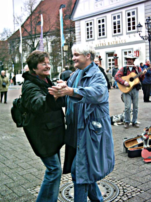 Hildegard und Monika wagen ein  Tänzchen!