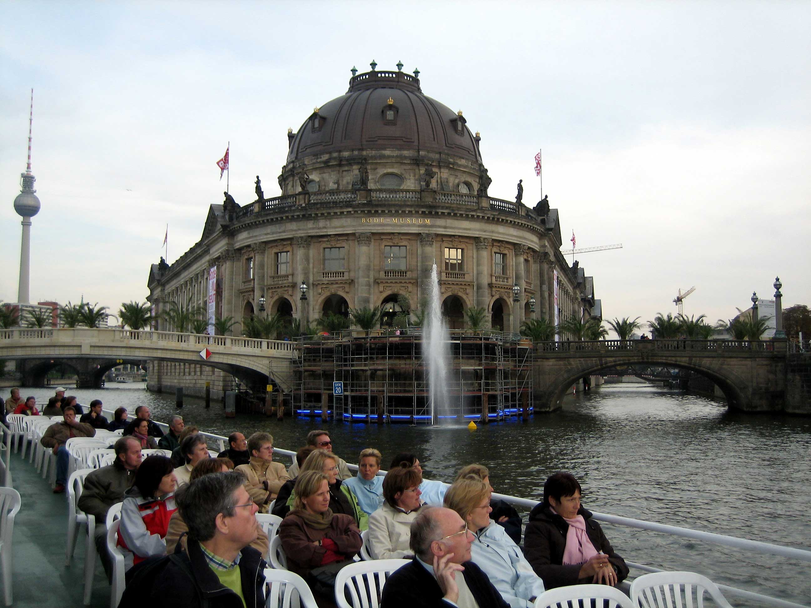 Schifffahrt über die Spree!