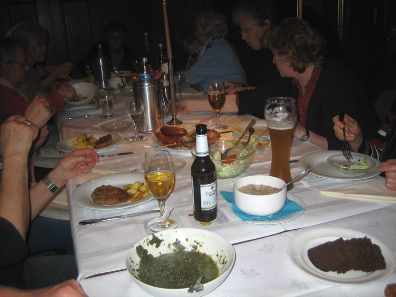 Der gedeckte Grünkohl-Tisch im Gasthot Plagge!