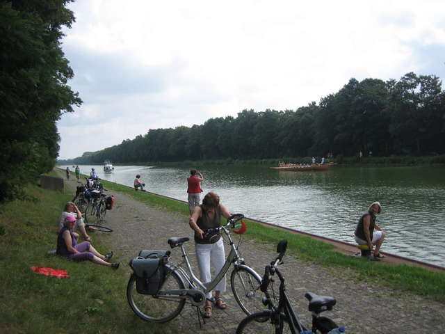 Am Kanal mit Römerschiff!