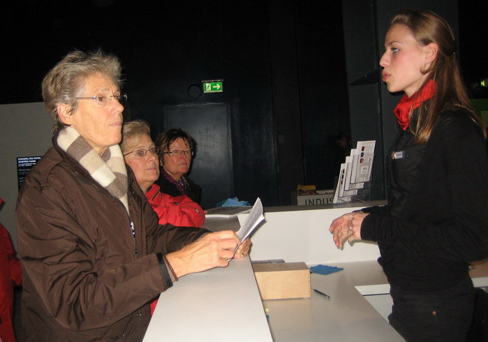 Stefanie verhandelt an der Kasse - zu nass für den media guide!