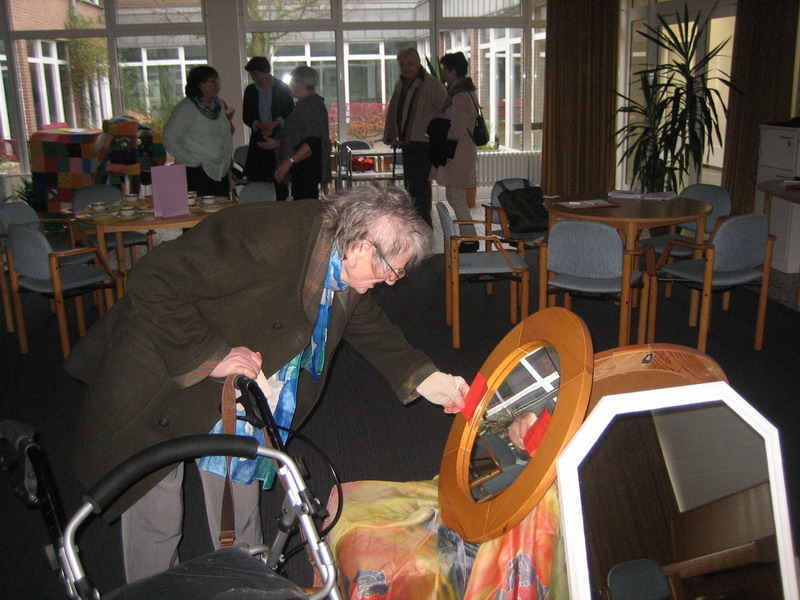 Gerda versucht die Spiegelschrift zu lesen.