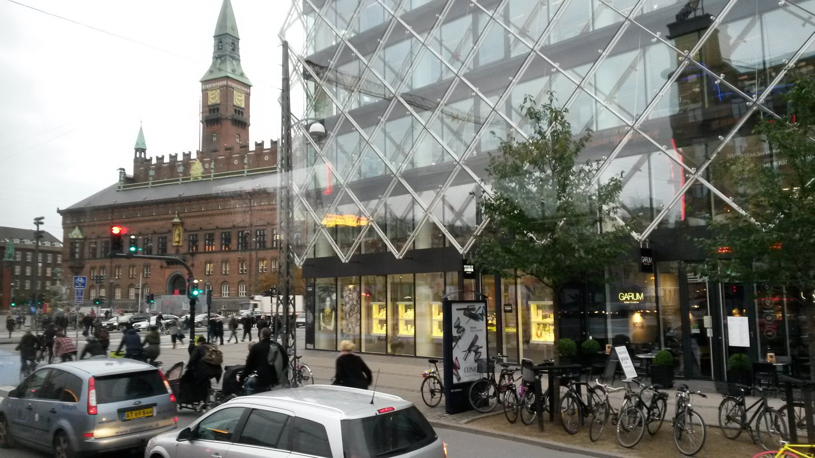 rushhour auch für die vielen Radler. Im Hintergrund das Rathaus der Stadt!