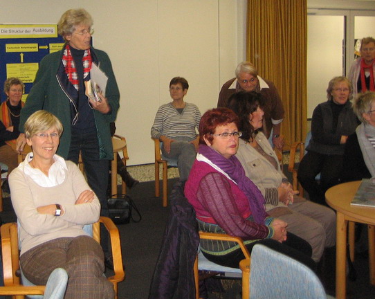 Stefanie bereitet die Gruppe auf die Ausstellung vor. Das passiert per DVD in der Fachschule eine Woche vorher!