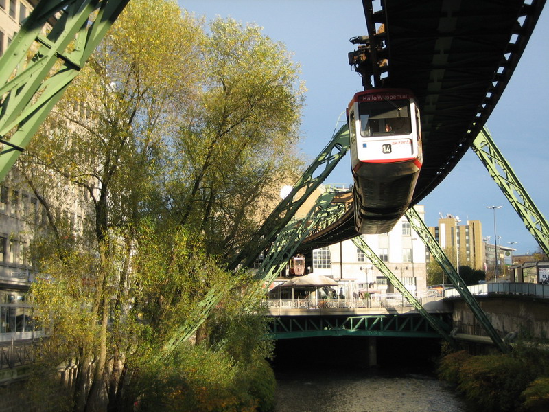 Eine Fahrt mit der Schwebebahn gehört auch dazu.