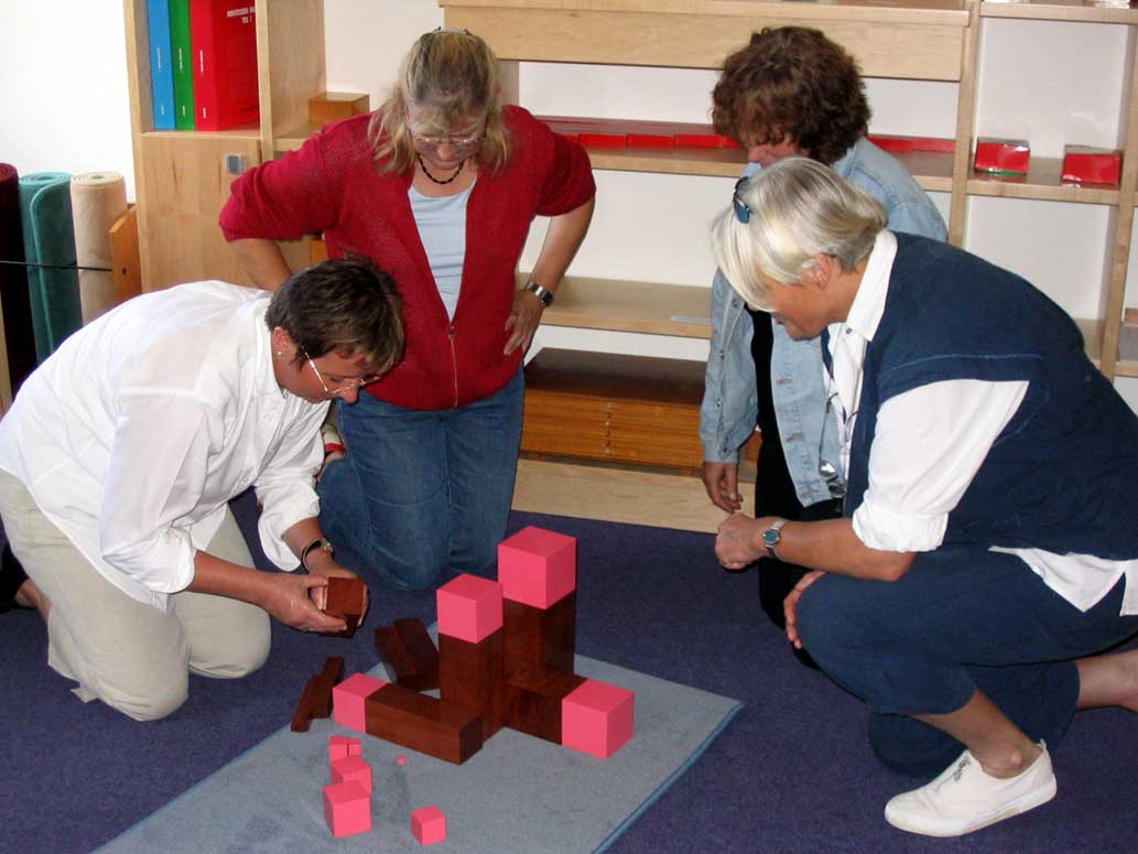 Frau Burrichter erklärt und zeigt Baumöglichkeiten mit den Montessori-Materialien!