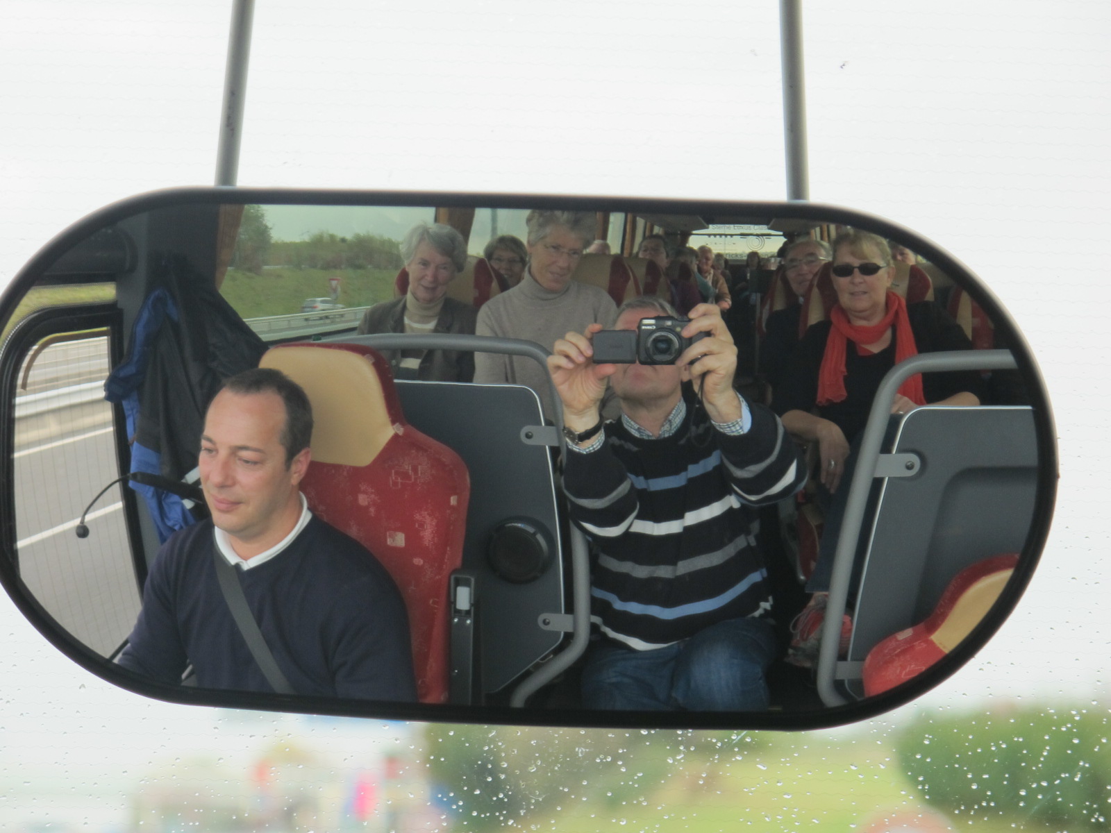 Walter hinter dem Lenkrad und Klaus fototechnisch immer in der ersten Reihe!