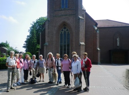 Jetzt geht's los! Kirche Spahnharrenstätte im Hintergrund!