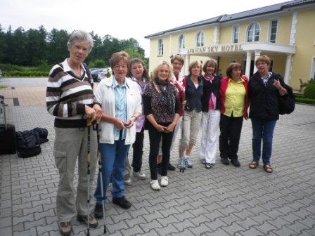 Gruppenfoto vor dem African Sky Hotel