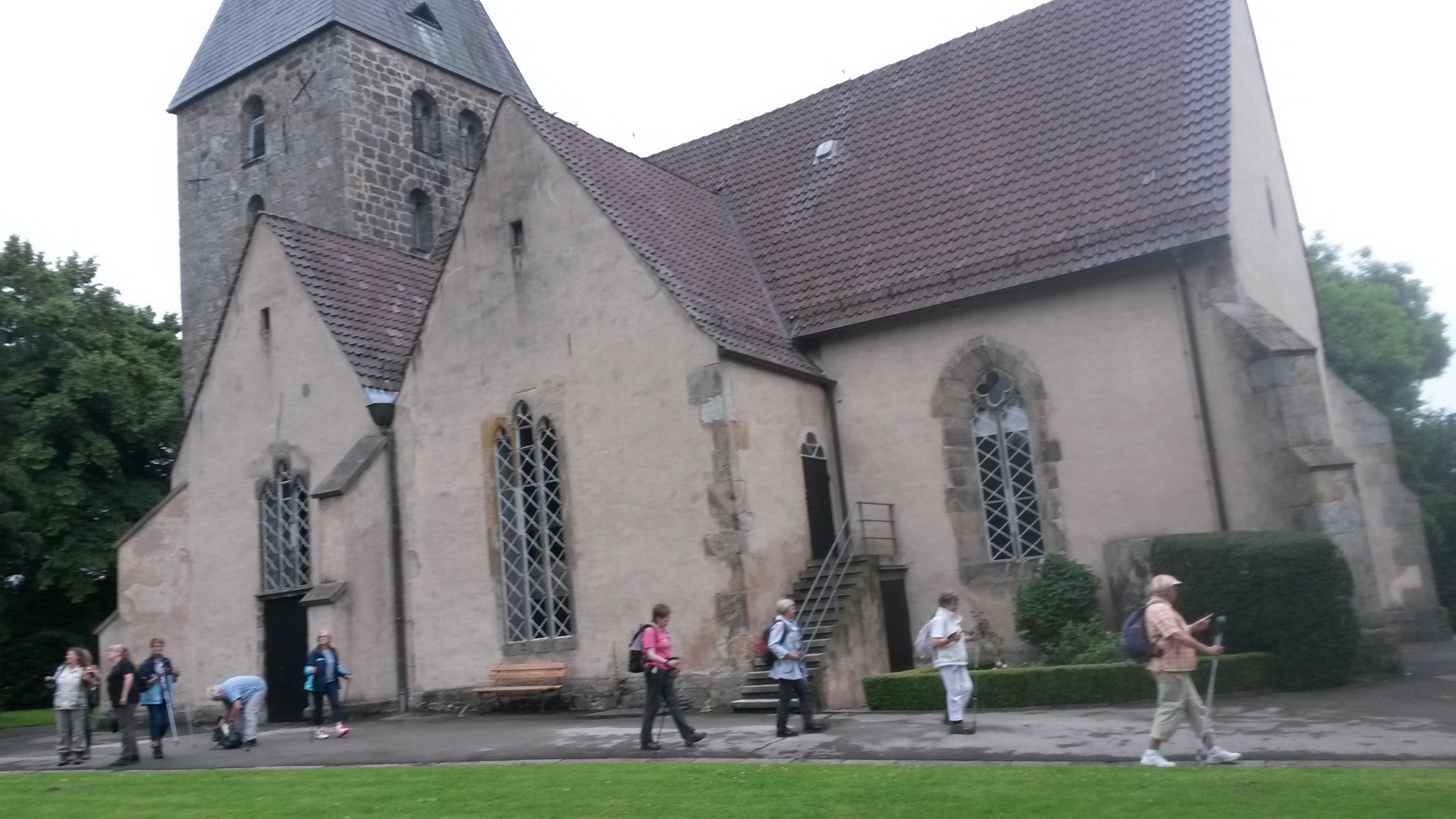 Wir starten an der Dorfkirche in Heiligenkirchen.