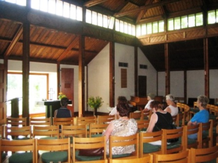 Die Sängerinnen in der Holzkirche!