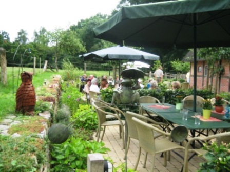 Café in Dötlingen im Garten des Doppelheuerhauses!