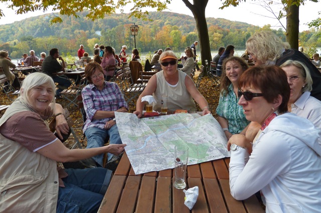 Rast vor der Schiffstour im Gartenlokal