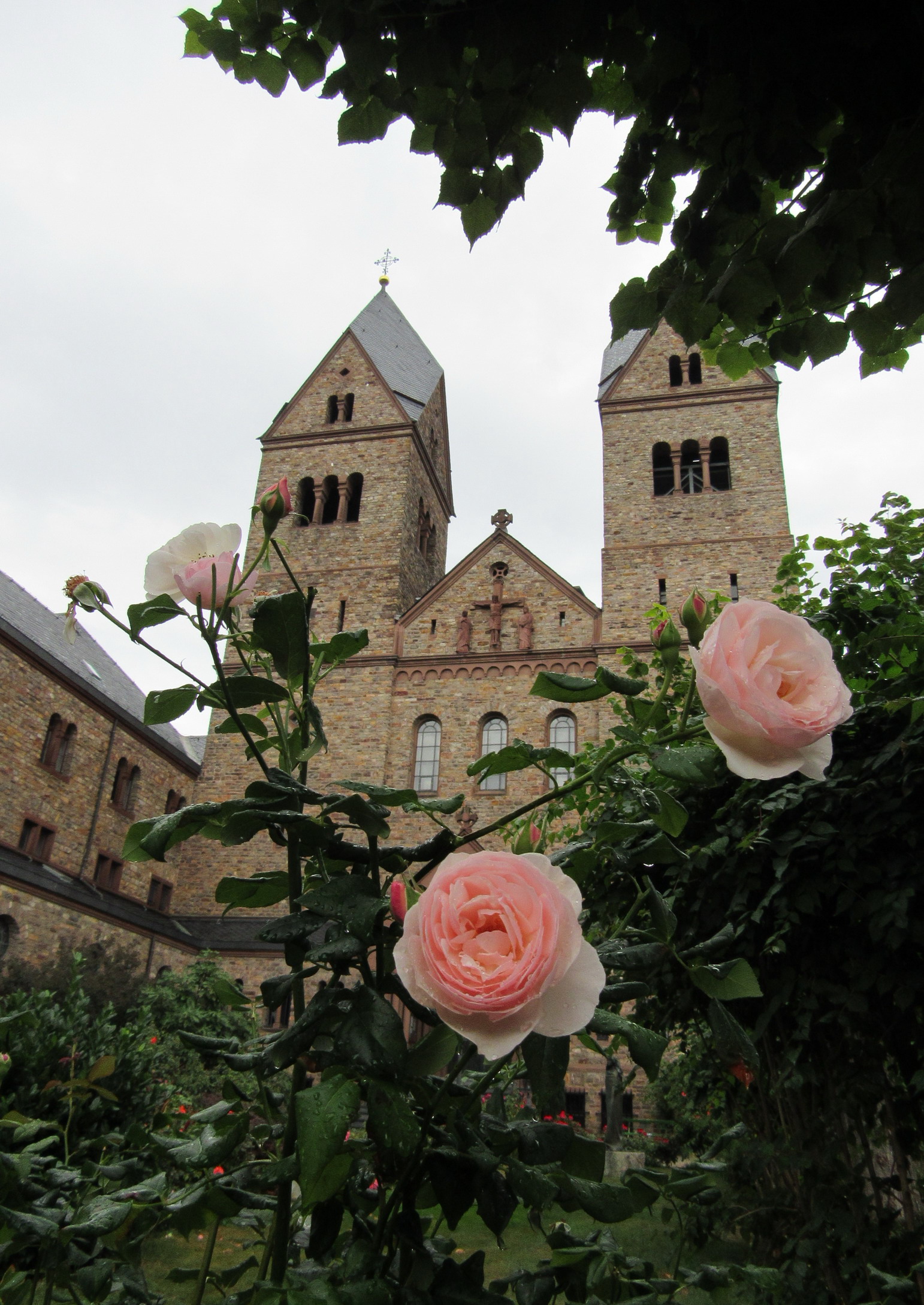 Die Abtei mit Kirche, Klosterladen und Klosterweingut