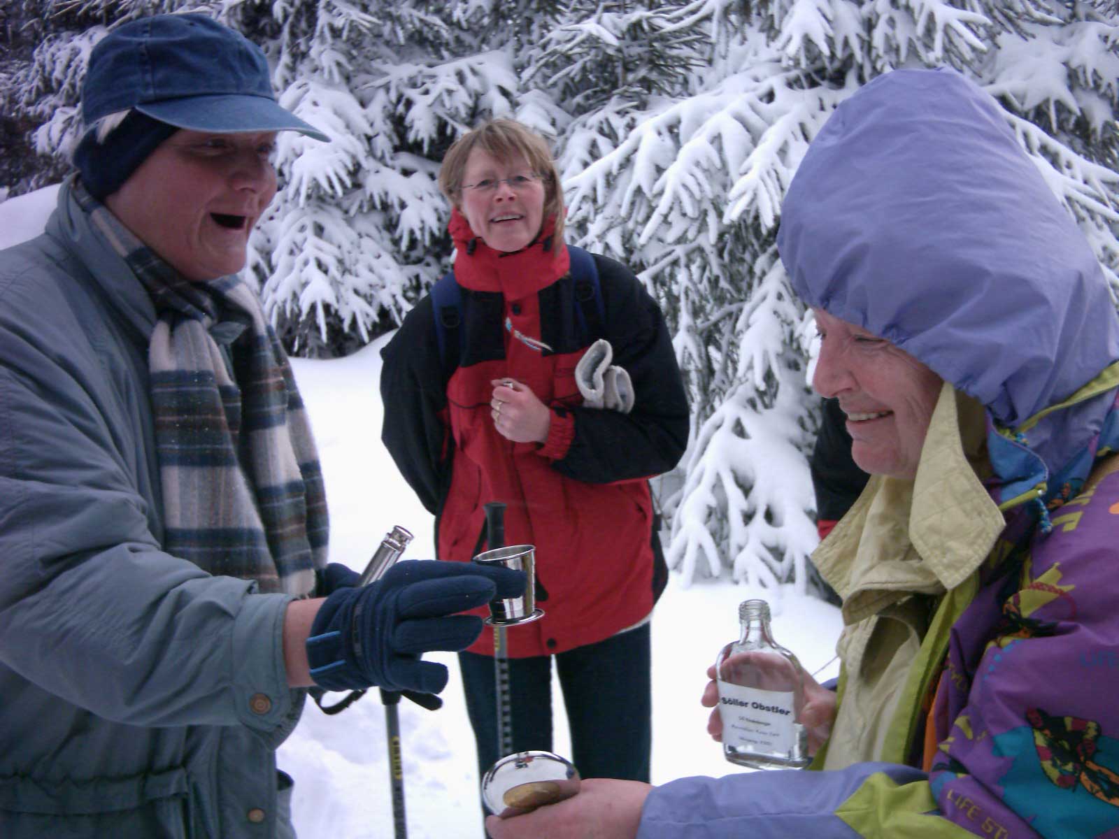 Pause im Schnee-hmmmm,ein leckeres Tröpfchen!