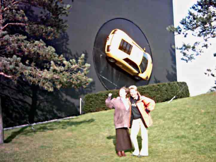 Liesl und Erika vor ihrem Lamborghini!